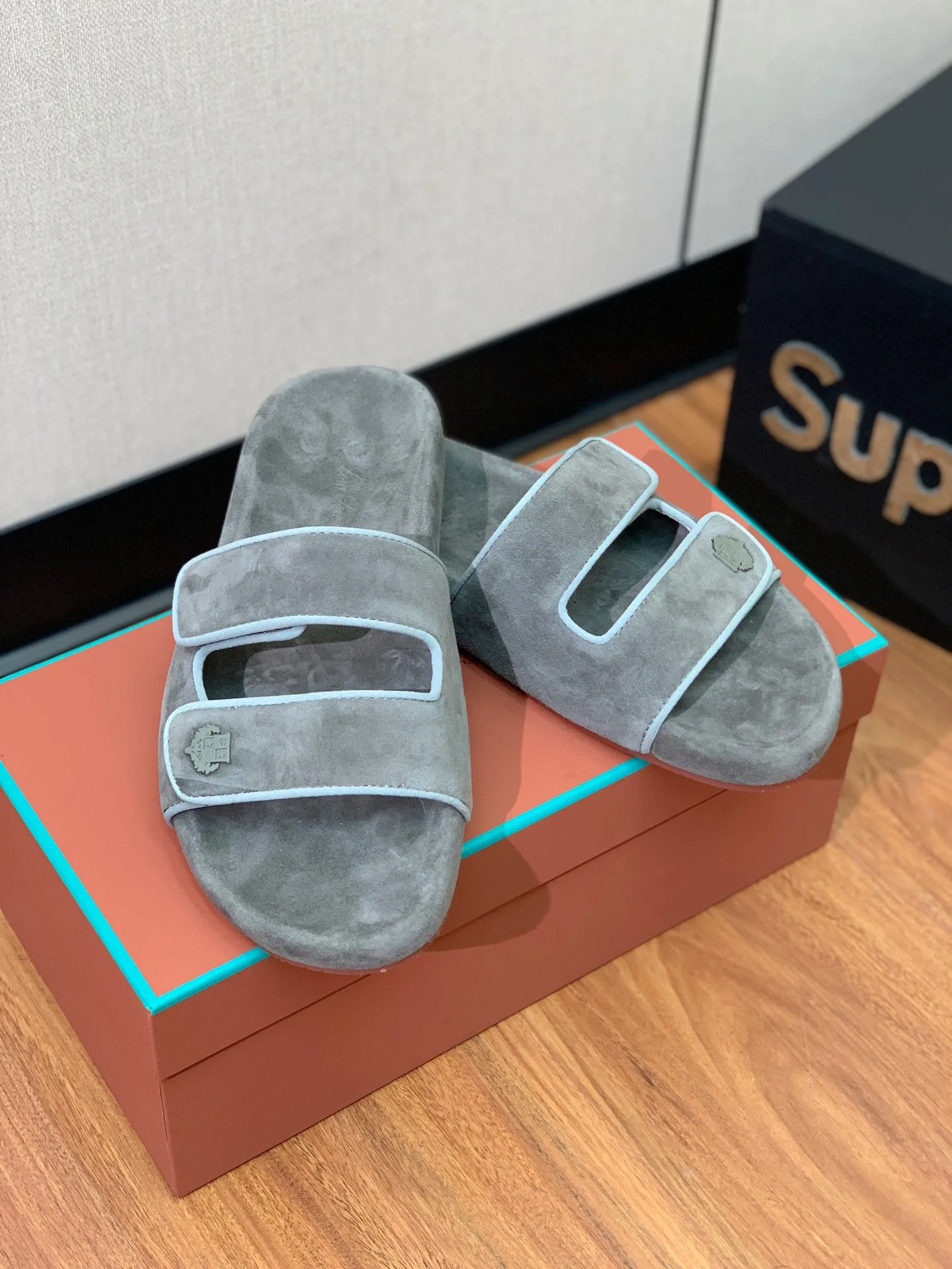 【LP】P:600💰 Size: 39-46 (45.46 can be customized) 【Loro Piana】LP men's slippers. Italian top cashmere is retro, elegant, low-key and luxurious. Both fashionable and practical, the leather is still of the highest quality in the entire network. The upper is silky and smooth. Wear-resistant and highly elastic beef tendon bottom. .